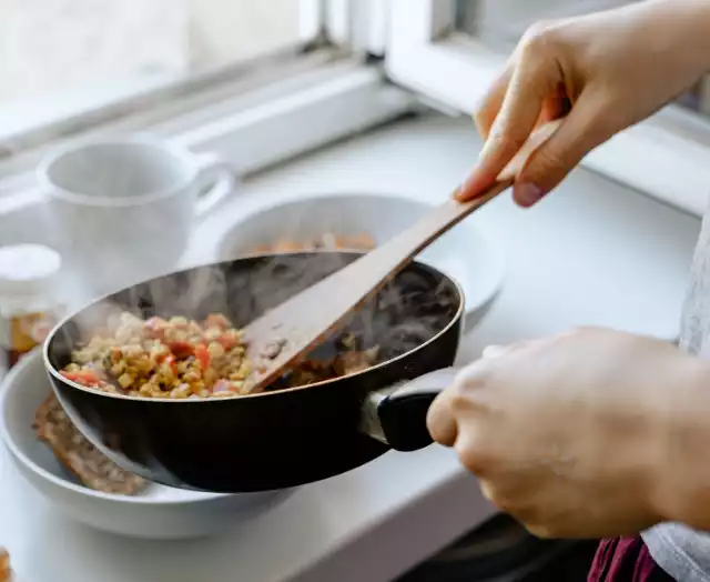 Dobre danie, to takie, które nie tylko ma odpowiednie walory smakowe i aromatyczne oraz dobrze wygląda, ale też takie, które powstało w odpowiedni sposób. Bywa, że pyszny posiłek kończy się bólem brzucha, wzdęciami lub co gorsza, zatruciem pokarmowym. Tak może się stać, jeśli nie przestrzegamy pewnych zasad w kuchni. 

Sprawdź, jakich błędów nie popełniać podczas gotowania, o czym powinniśmy pamiętać, przyrządzając posiłki oraz poznaj niektóre triki, stosowane przez szefów kuchni: ►►►