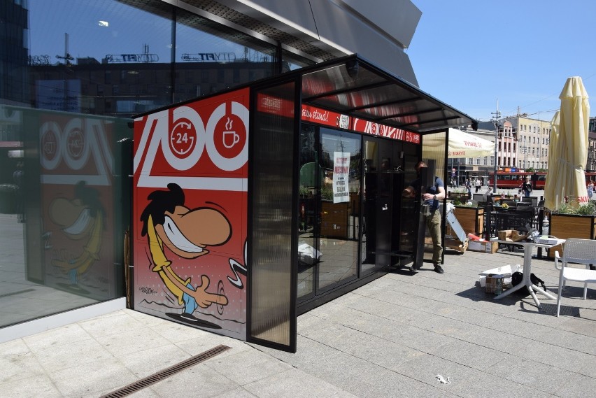 Samoobsługowy automat przed Skarbkiem przy rynku w...