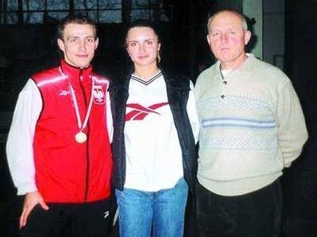 Dariusz Kruczkowski (z lewej) wraz ze współtwórcami sukcesu narzeczoną Dorotą i trenerem Sylwestrem Niebudkiem.