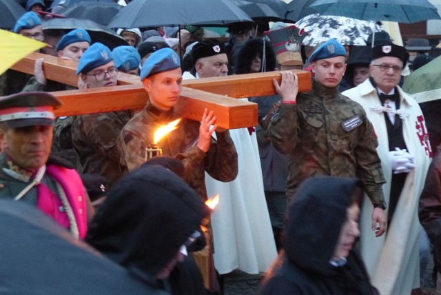 Kilkaset osób, mimo niekorzystnej pogody, uczestniczyło we wtorek w Drodze Krzyżowej ulicami Kielc. Wzięli w niej udział także trzej biskupi diecezji kieleckiej - ordynariusz Jan Piotrowski oraz biskupi pomocniczy - Marian Florczyk i Andrzej Kaleta. 



Droga Krzyżowa rozpoczęła się  w kościele pod wezwaniem świętego Wojciecha w Kielcach.  - Umiłowany Syn Boży jest ciągle w drodze. Zmieniają się tylko ziemscy scenarzyści (...).  Może nie trzeba żyć tak, jakby Boga nie było, bo On jest. On jest i będzie. Jest Miłością w drodze - mówił na rozpoczęcie Drogi Krzyżowej, w kościele świętego Wojciecha, ksiądz Rafał Dudała. Później Droga Kryzowa prowadziła między innymi przez zbieg ulic Kaczyńskiego i Warszawskiej, Rynek,  zbieg ulic Małej i Sienkiewicza,  plac Najświętszej Marii Panny. 
Rozważania oraz oprawę muzyczną Drogi Krzyżowej, przygotowane przez Wojewódzki Dom Kultury w Kielcach, poprowadzili artyści świętokrzyscy i przedstawiciele różnych środowisk społecznych naszego miasta. Byli to między innymi samorządowcy, niepełnosprawni, sportowcy - młodzi kolarze z grupy Vento Bike Team Daleszyce pod opieką trenera Jana Baćkowskiego, rzemieślnicy, grupy rekonstrukcyjne, młodzież z Duszpasterstwa Akademickiego Wesoła 54, członkowie Zakonu Rycerski Świętego Grobu Bożego. 
Zakończenie Misterium odbyło się na placu Jana Pawła II przy Bazylice Katedralnej. 
Dorota Kułaga