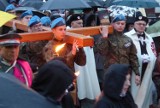 Kilkaset osób szło w Drodze Krzyżowej ulicami Kielc. Byli też trzej biskupi [DUŻO ZDJĘĆ, WIDEO]