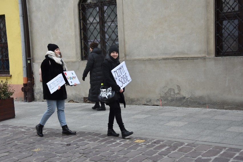 Przedstawicielki Tęczowego Tarnowa wyszły na ulice, żeby przekazać kobietom niecodzienne życzenia [ZDJĘCIA]