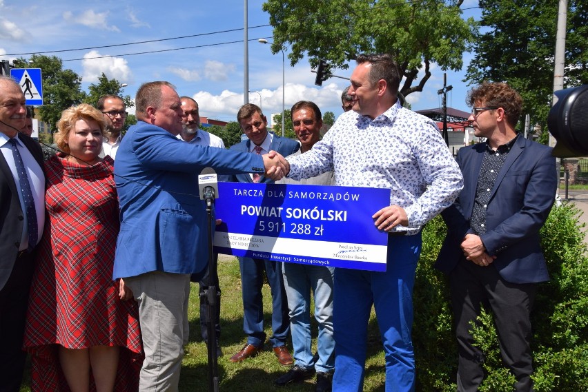 Miliony na inwestycje. Poseł Baszko wręczył włodarzom z powiatu symboliczne czeki z Tarczy dla samorządu