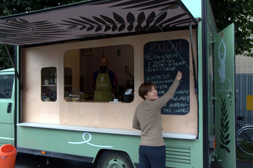 Wrocław: Food trucki pod Halą Ludową (ZDJĘCIA, CENY)