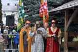 Orszak Trzech Króli przemaszerował ulicami Staszowa. Na rynku szopka ze zwierzętami i wspólne kolędowanie (WIDEO, ZDJĘCIA)