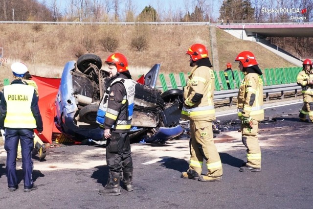 Czarna seria wypadków na drogach w powiecie cieszyńskim rozpoczęła się w poniedziałek 28 marca, kiedy na drodze ekspresowej S52 doszło do tragicznego wypadku, w którym zginęły dwie osoby. 

Zobacz kolejne zdjęcia. Przesuwaj zdjęcia w prawo - naciśnij strzałkę lub przycisk NASTĘPNE