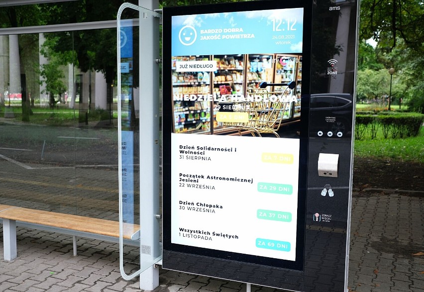 Nowoczesne ekrany na warszawskich przystankach. Można naładować telefon i sprawdzić aktualne położenie autobusu lub tramwaju