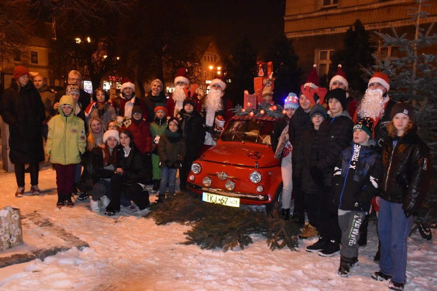 6 grudnia 2023 roku w centrum Pleszewa zaparkował czerwony...