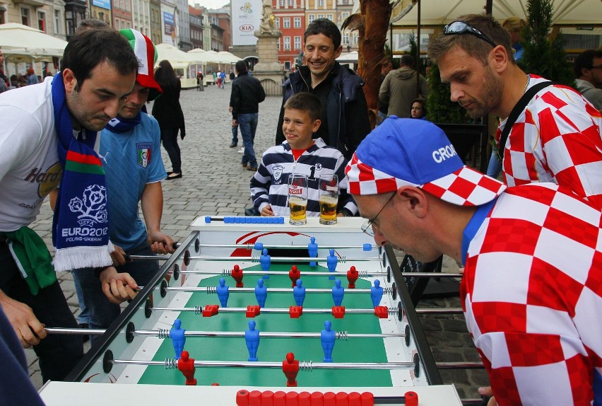 Euro 2012: Chorwaci grają i śpiewaja na Starym Rynku w Poznaniu [ZDJĘCIA]