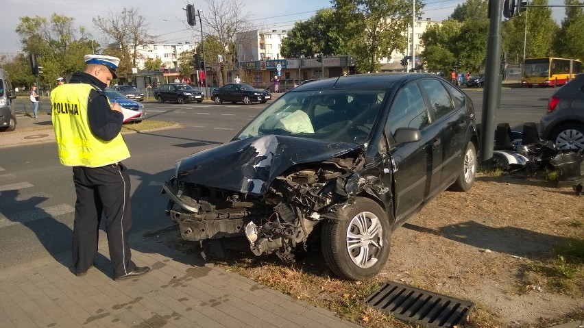 Wypadek na skrzyżowaniu ul. Dąbrowskiego i Tatrzańskiej w Łodzi. Ranne 3 kobiety [ZDJĘCIA, FILM]