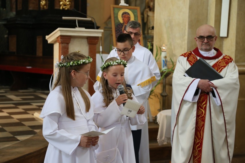 Kolejna tura dzieci z parafii przemęckiej przystąpiła do Pierwszej Komunii Świętej.