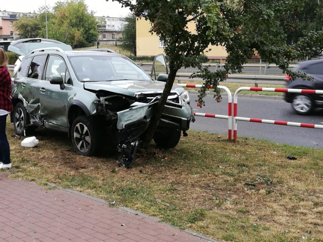Do zdarzenia doszło w środę (5 września) po godzinie 7 rano. Na ulicy Solskiego w Bydgoszczy zderzyły się dwa samochody. Jeden z nich przejechał przez barierki oddzielające trawnik, ścieżkę rowerową oraz chodnik od jezdni i zatrzymał się na drzewie.
-&nbsp;Kierująca samochodem marki volvo wyjeżdżała z parkingu marketu Kaufland, nie ustąpiła pierwszeństwa prawidłowo jadącemu subaru i doprowadziła do zderzenia - relacjonuje podkom. Lidia Kowalska z zespołu prasowego Komendy Wojewódzkiej Policji w Bydgoszczy. 

Jeden pas ruchu w kierunku centrum miasta był zablokowany. Na miejsce wezwano karetkę pogotowia, ale na szczęście nikomu nic się nie stało.


Zobacz również: FLESZ: Jak nie zatruć się grzybami

