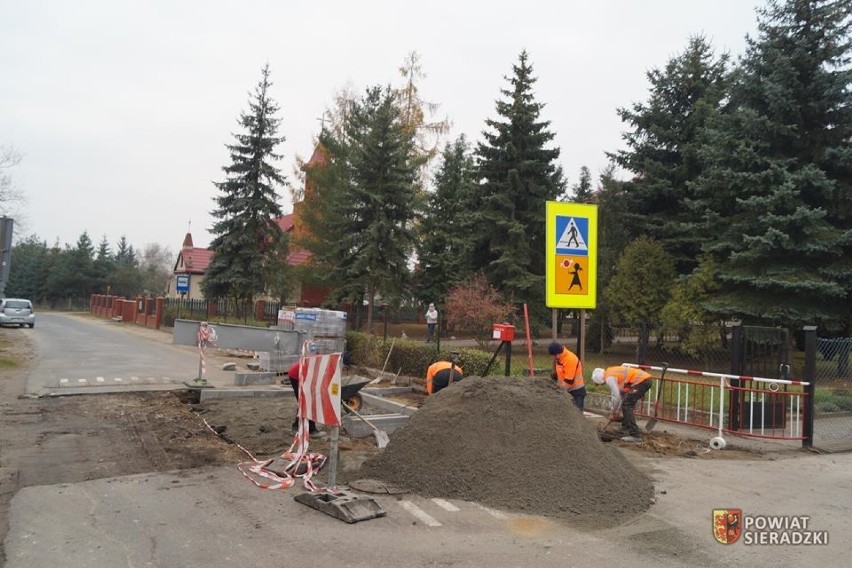Bezpieczniejsze przejścia dla pieszych budowane na drogach powiatu sieradzkiego. Gdzie? ZDJĘCIA