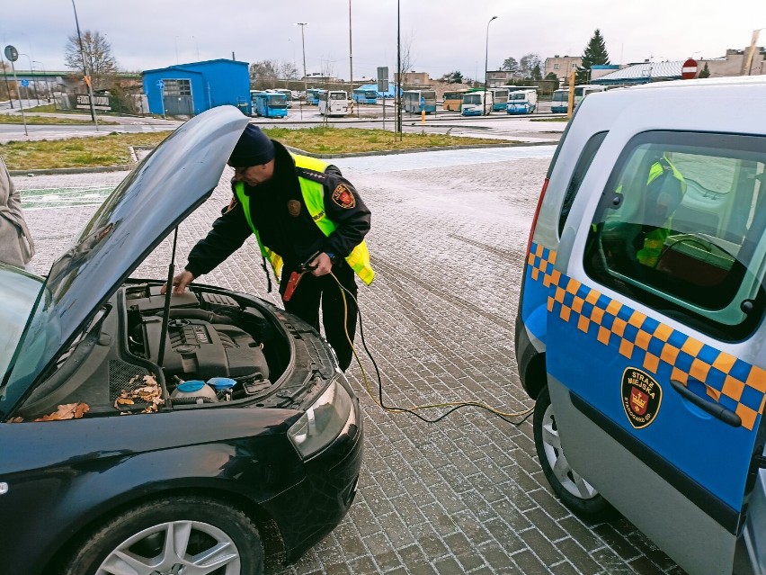 Starogard Gdański. Straż miejska pomaga uruchomić auta