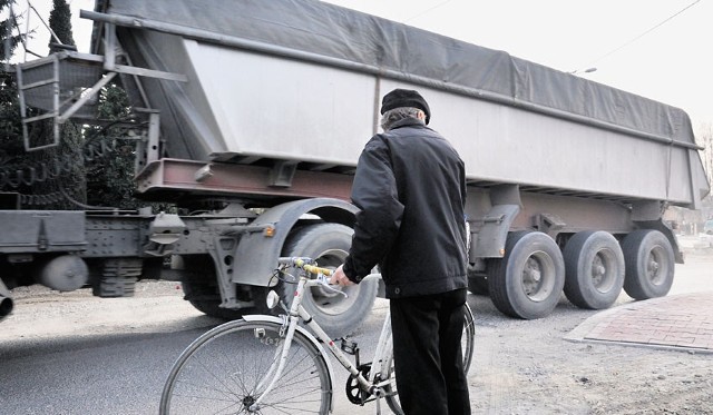 Ciężarówki, zwożące żwir na budowę autostrady pod Bolimowem, niszczą skierniewickie ulice