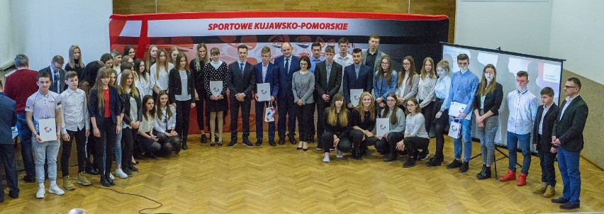 Stypendia marszałka województwa kujawsko-pomorskiego dla sportowców z regionu [lista nazwisk, zdjęcia]