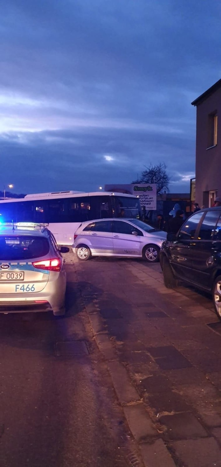 Wypadek na ulicy Piastowskiej w Radomsku. Zderzenie samochodu osobowego z autobusem