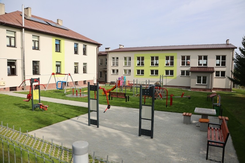 Specjalny Ośrodek Szkolno-Wychowawczy w Brzozowie ma nowy plac zabaw i siłownię [ZDJĘCIA, WIDEO]