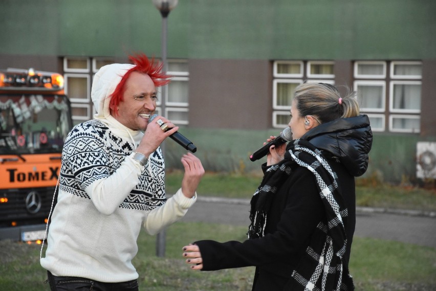 Michał Wiśniewski w Rybniku i Krzysztof Hanke śpiewali przed szpitalem. Żużlowy ROW Rybnik zaprosił gwiazdy dla pacjentów i personelu FOT