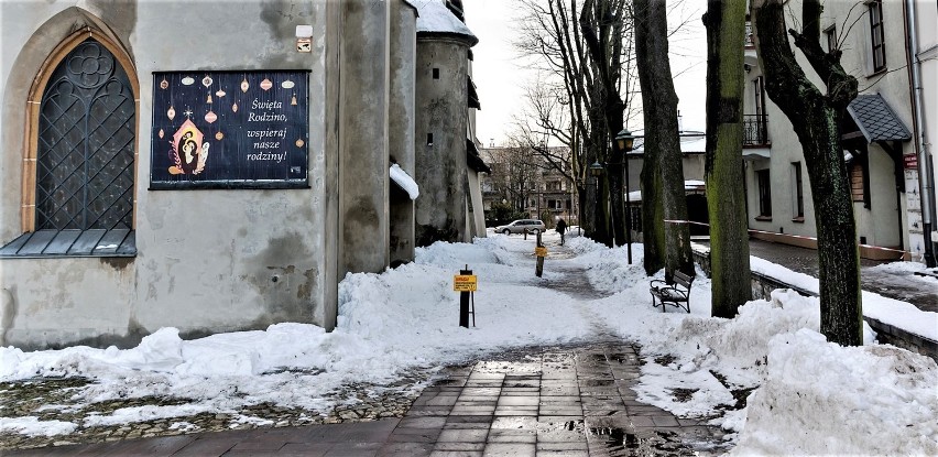 Olkusz, zima 2021. Powitano ją z radością, teraz stała się utrapieniem. Śnieg zamienił się w breję, więc łatwiej o kontuzję