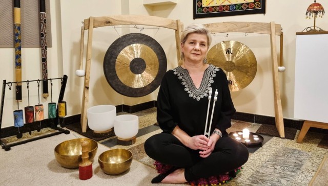 Agnieszka Rzepa prowadzi seanse dźwiękoterapii w swoim Gabinecie Terapii Dźwiękiem i Konsultacji Dietetycznej Sonus w Pińczowie.