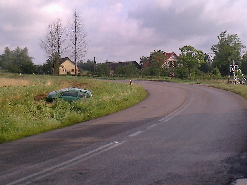 Powiat nowodworski: Samochód wypadł z drogi w Cyganku. Policja ostrzega kierowców - noga z gazu