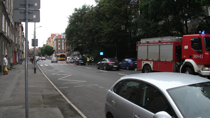 Wypadek w Wałbrzychu przy ul. Piłsudskiego. Auto uderzyło w drugie, a to potrąciło kobietę na pasach