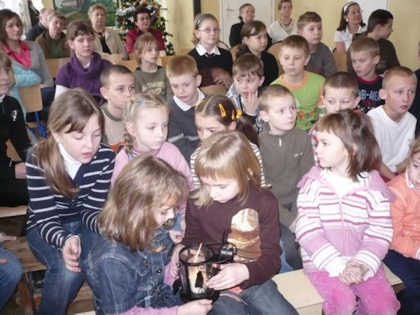 Przekazanie światełka dzieci dzieciom. Maluchy były bardzo...