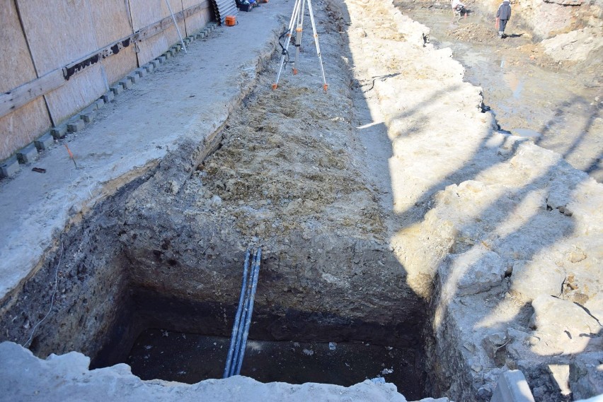 Odkrycia archeologiczne przy Śląskiej w Wieluniu. Odsłonięto 30 metrów muru obronnego ZDJĘCIA