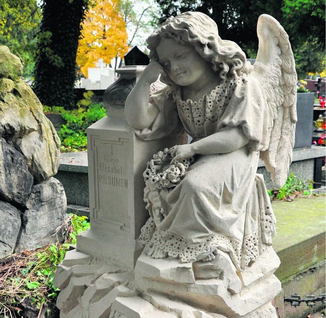Odnowiony pomnik na grobie Elizabeth Proumen z 1909 roku