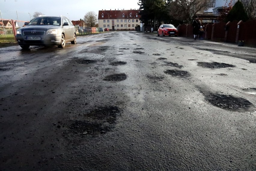 Tą ulicą został wyznaczony objazd ze względu na budowę Drogi Zbiorczej Południowej.