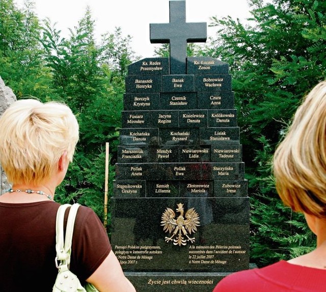 Pomnik upamiętniający ofiary katastrofy polskiego autokaru w  Notre Dame de Mesage pod  Grenoble