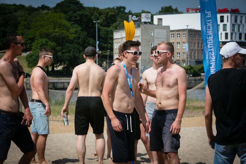 Plaża na Wyspie Grodzkiej: siatkówka, leżaki, wypoczynek [GALERIA]