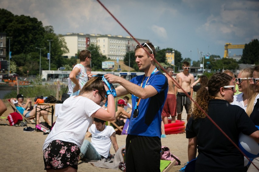 Plaża na Wyspie Grodzkiej: siatkówka, leżaki, wypoczynek [GALERIA]