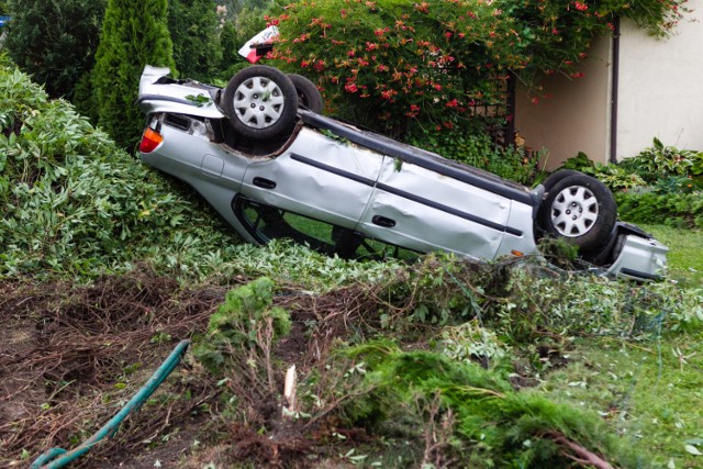 Niecodzienna kolizja w Czarnej Łące pod Goleniowem. 19-letni kierowca osobowej hondy wjechał z nieustalonych przyczyn w ogrodzenie posesji przy ulicy Wędrownej i dachował w ogródku. 

Szczęśliwie nic się nikomu nie stało. Zniszczył 12-letnie tuje i metalowe ogrodzenie. Na miejscu jest już policja. Zatrzymała kierowcy prawo jazdy, które miał od roku. Honda jest na szczecińskich rejestracjach. Kierowca jechał z kolegą. Na razie nie wiadomo z jakich powodów stracił panowanie nad kierownicą. 
-&nbsp;Kierowca hondy civic najprawdopodobniej nie dostosował prędkości do panujących warunków, utracił panowanie nad pojazdem i dachował wjeżdżając na jedną z posesji. Był trzeźwy, jechał z pasażerem. Nikomu nic się nie stało. Policjanci zatrzymali mu prawo jazdy. Sporządzili wniosek o ukaranie do sądu - potwierdza st. asp. Julita Filipczuk z goleniowskiej policji.