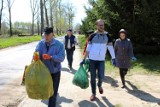 Mali i duzi wzięli się do roboty i posprzątali swoje miasto. Akcja "Sprzątamy dla Polski 2023" w Dąbrowie Białostockiej