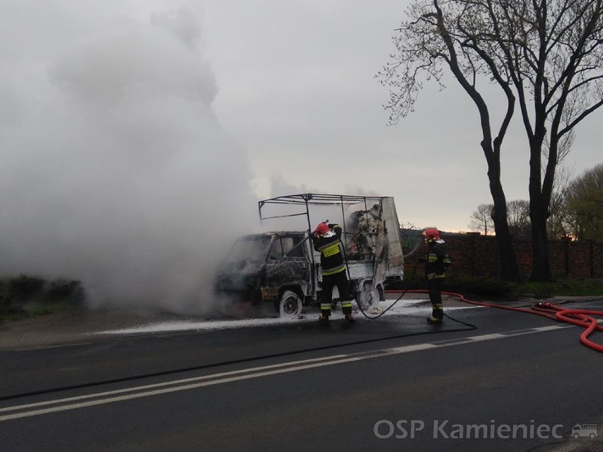 Pożar samochodu dostawczego w Kamieńcu. Kierowca w szpitalu [ZDJĘCIA]