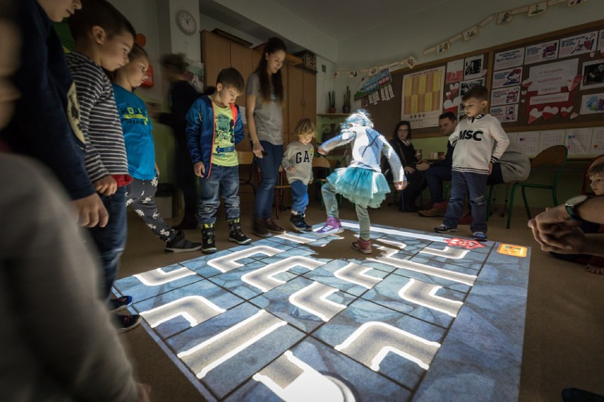 Magiczny Dywan w podkarpackich szkołach pomaga dzieciom w nauce i rehabilitacji ruchowej 