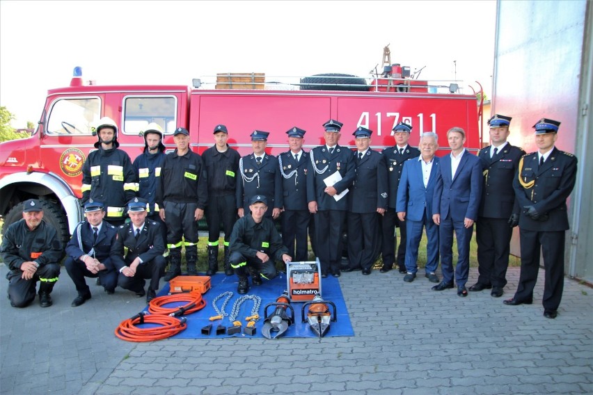 Państwowa Straż Pożarna w Chojnichach przekazała Ochotniczej Straży Pożarnej w Męcikale sprzęt hydrauliczny 