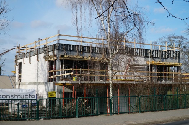 Trwa przebudowa Przedszkola nr 121 na Strzeszynie. Po rozbudowie pomieści ono 125 przedszkolaków, zyska trzy nowe oddziały, nowe sale oraz interaktywny plac zabaw na dachu budynku