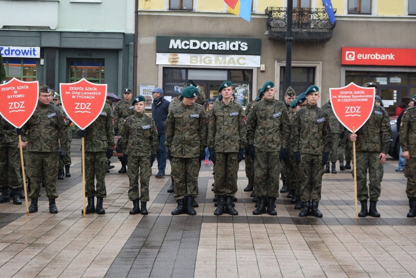 Ślubowanie uczniów klas mundurowych w Rybniku na rynku