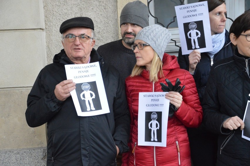 Protest pracowników sądowych w Głogowie. Wyszli przed budynek sądu [ZDJĘCIA]