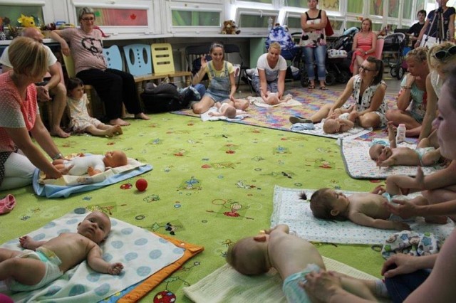 Podczas dwuczęściowego spotkania rodzice poznali m.in. technikę masażu niemowląt