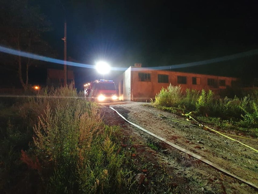 Pożar w Prabutach przy ul. Wojska Polskiego. "Najprawdopodobniej to podpalenie" [ZDJĘCIA]