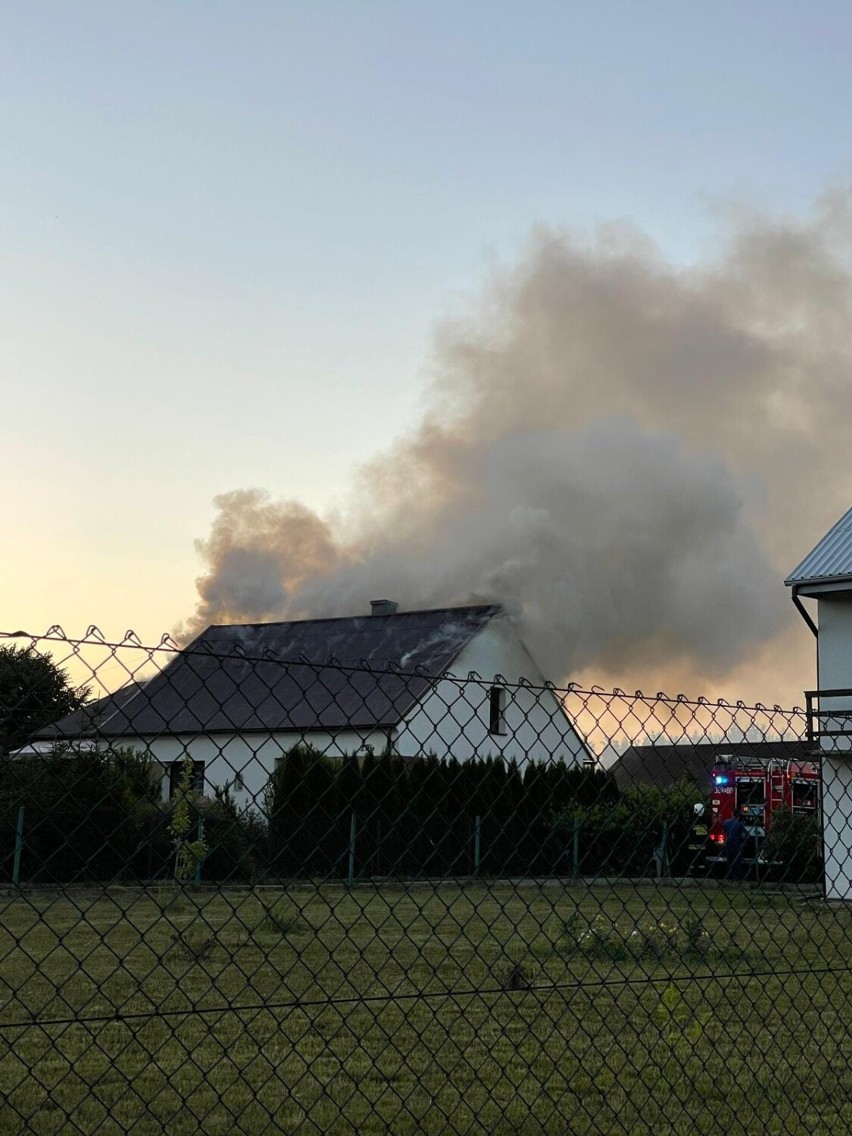 Pożar wybuchł na poddaszu. Wokół budynku pojawiły się kłęby...