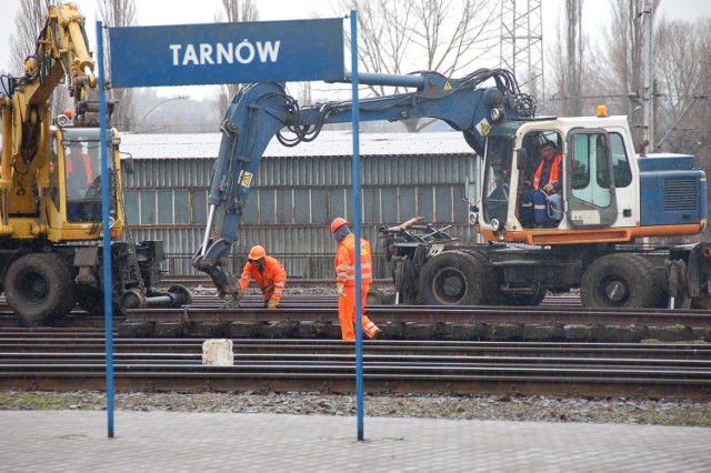 Od kilku dni rozbierane są pierwsze odcinki torów, głównie bocznych, w sąsiedztwie dworca PKP.  Prowadzone są także roboty na trzecim peronie, w wyniku czego został on tymczasowo zamknięty dla podróżnych.