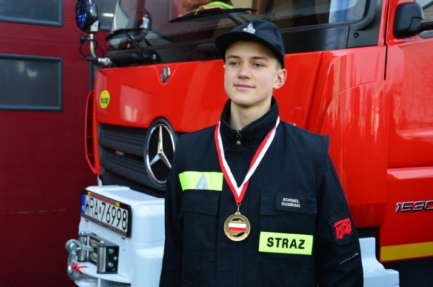 Minister Błaszczak nagradza 15-letniego strażaka z Leopoldowa. Uratował nieprzytomnego mężczyznę