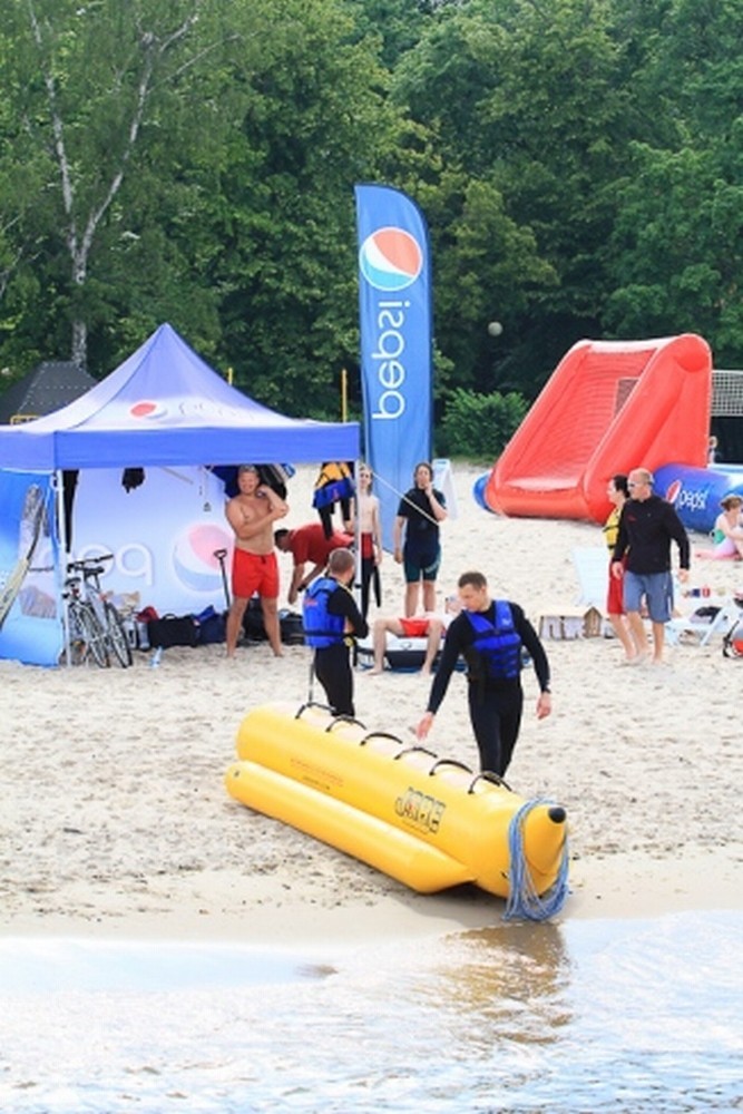 Miasteczko Pepsi na plaży w Sopocie. Koncerty DJ'ów, sporty wodne i kolorowe drinki