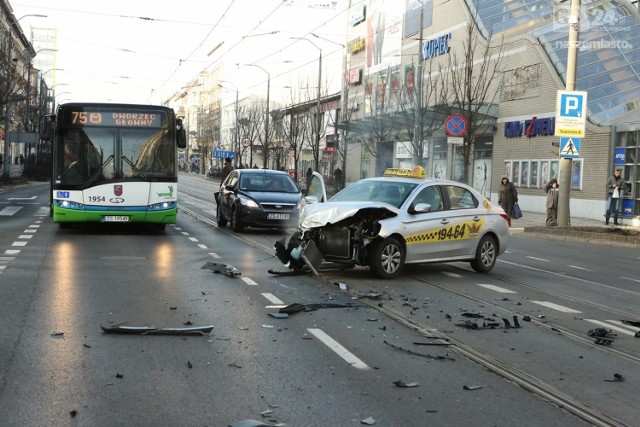 na skrzyżowaniu ulic Krzywoustego i Ks. Bogusława