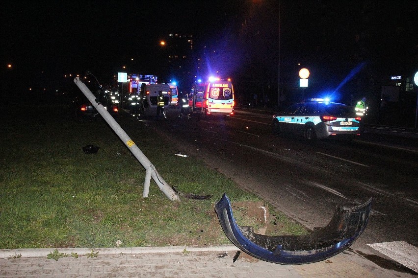 Wypadek na rondzie w Legnicy, dwie osoby ranne [ZDJĘCIA]